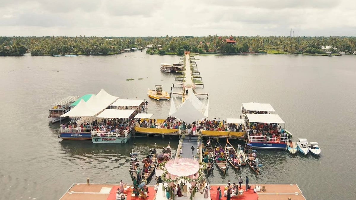ആലപ്പുഴ കായലിന് നടുവില്‍ ഡെസ്റ്റിനേഷന്‍ വിവാഹം, വധു നെഹ്റുട്രോഫി വള്ളംകളിയുടെ ചരിത്രത്തിലെ ഏക വനിതാ ക്യാപ്ടന്‍; വൈറല്‍ ചിത്രങ്ങള്‍ 